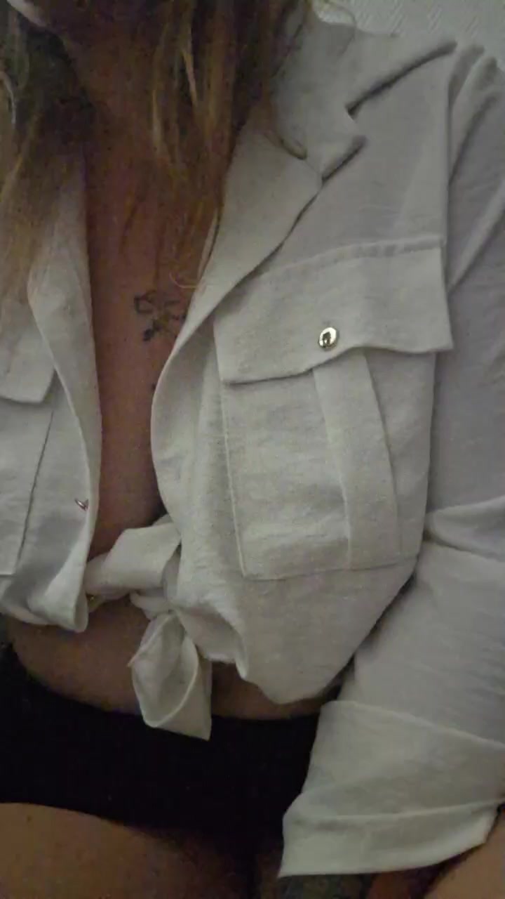 Sexybella9560 Live Cam Screenshot – 2025-08-04 23:29:57