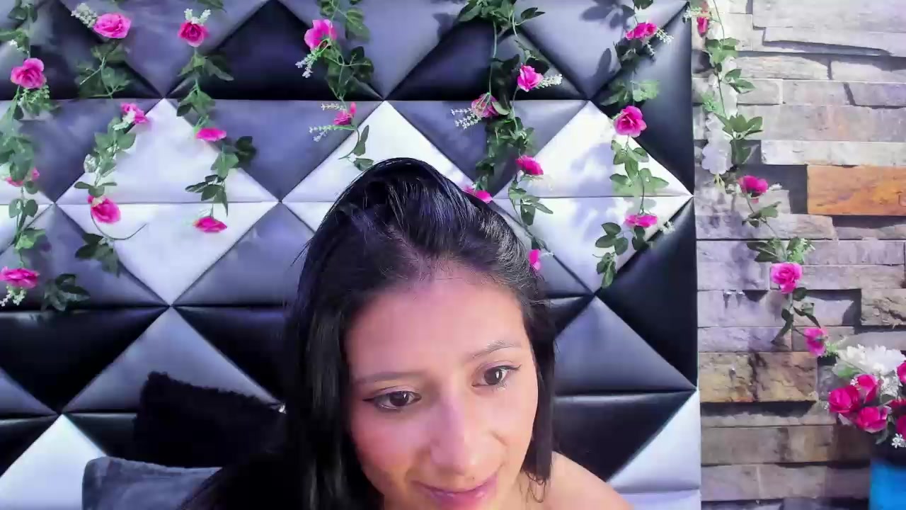 Sharllote Live Cam Screenshot – 2025-08-04 02:25:30