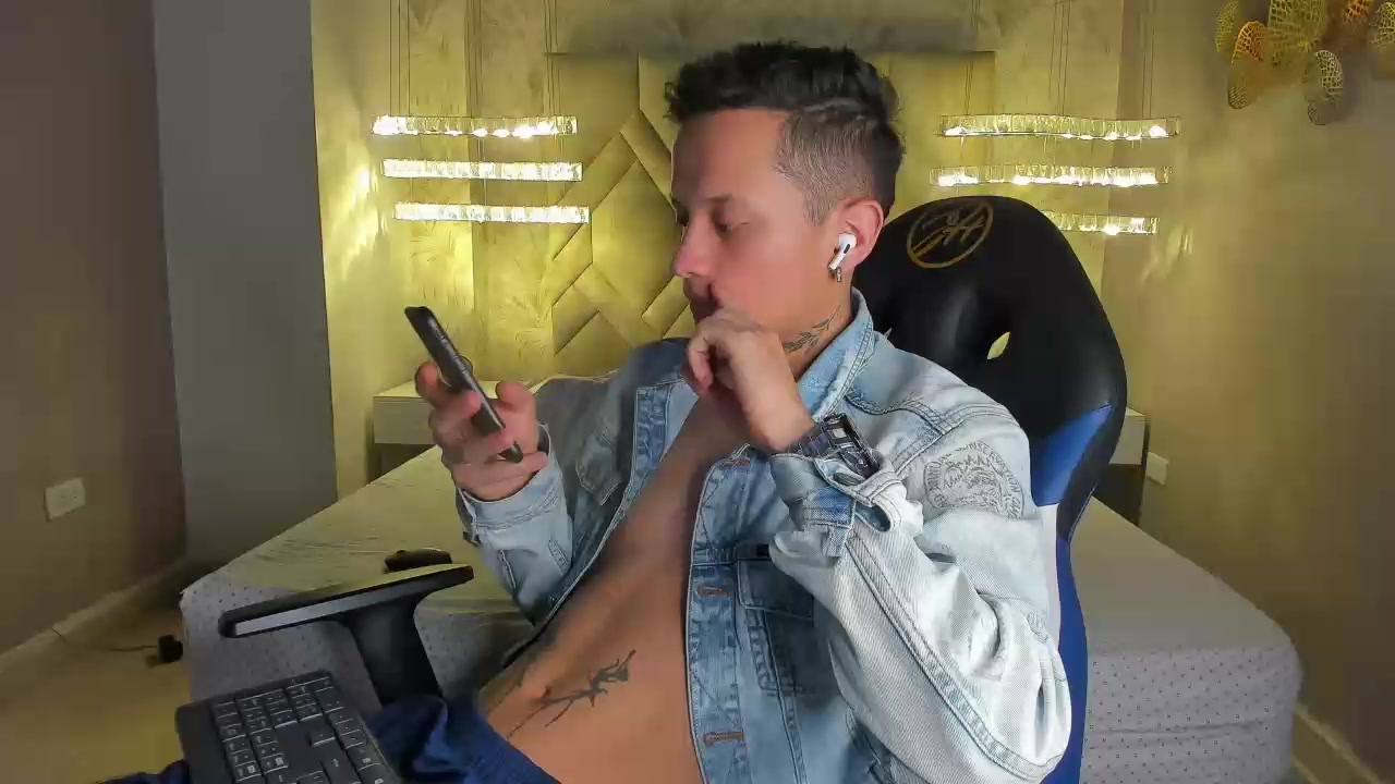 SkinnyZeth Live Cam Screenshot – 2025-08-18 04:42:30