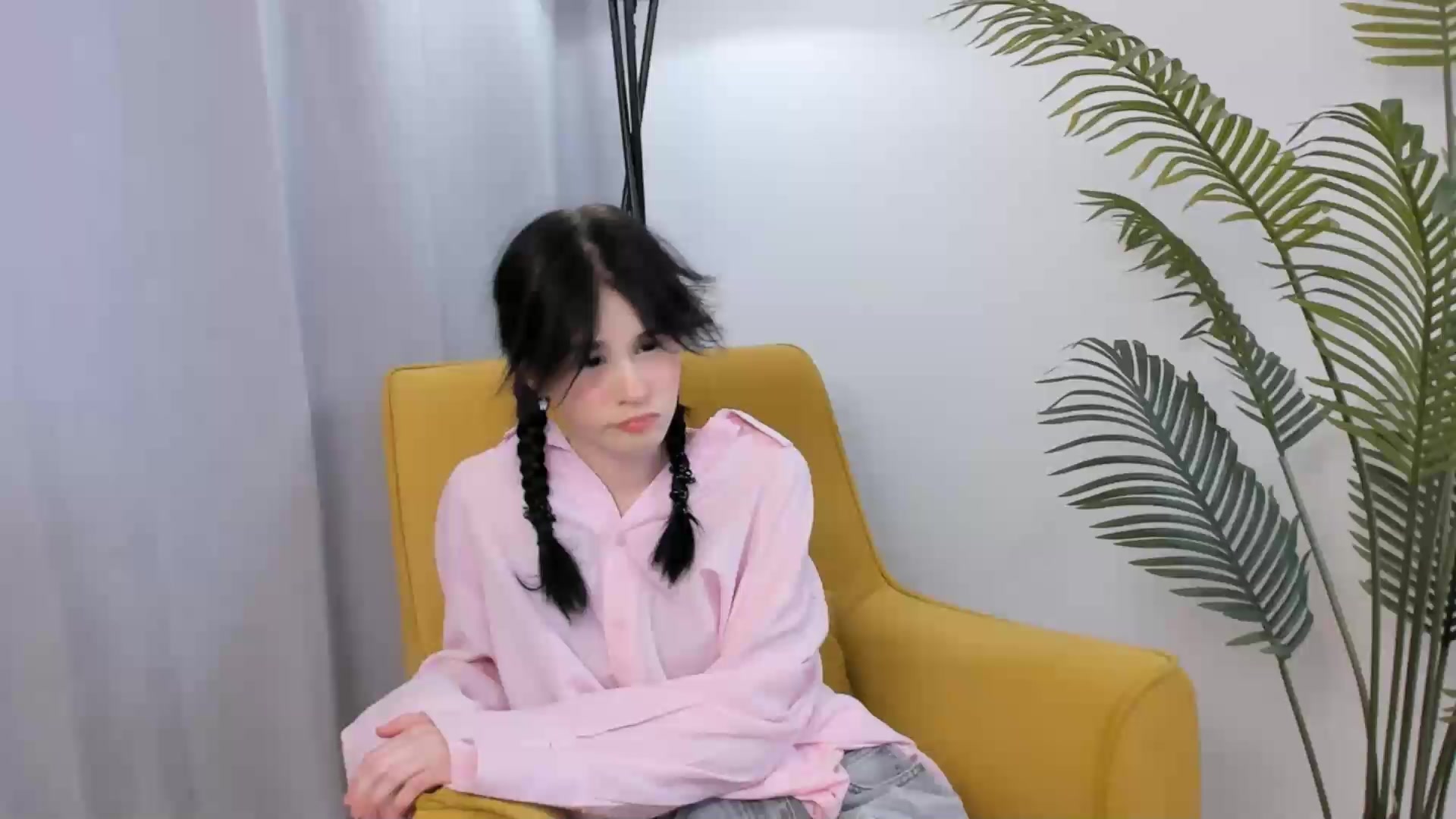 SuzieDesmaris Live Cam Screenshot – 2025-08-20 11:02:43