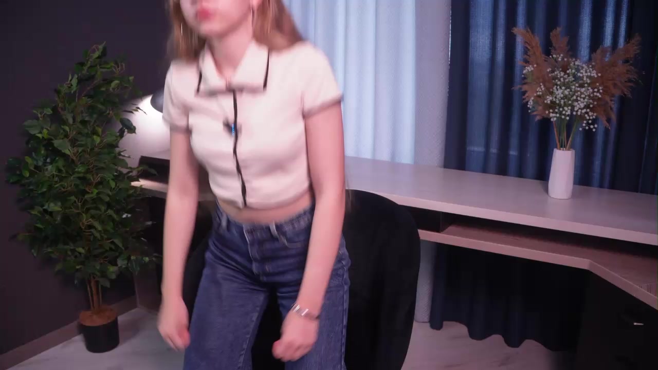 ThoraNiebergall Live Cam Screenshot – 2025-09-04 10:52:43