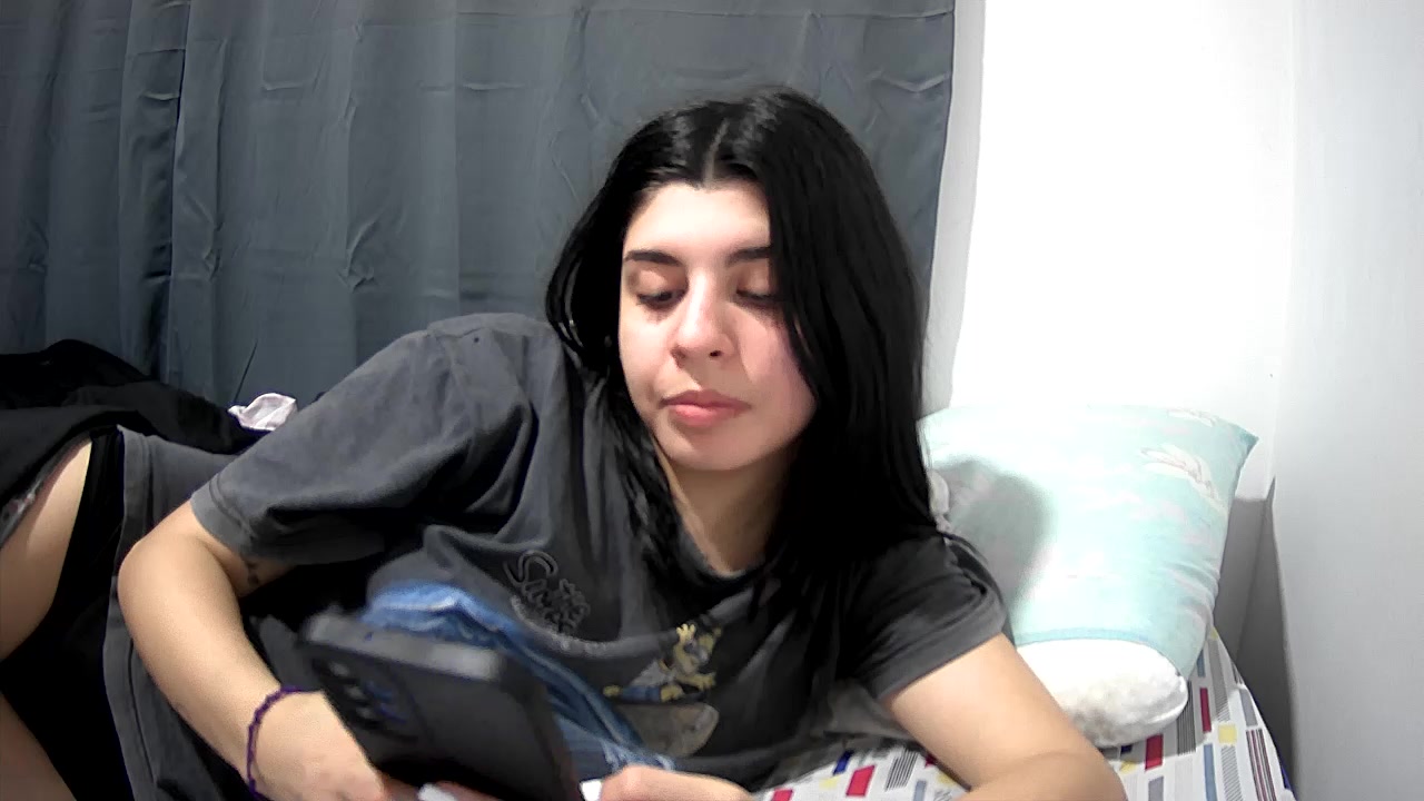 Violetazein Live Cam Screenshot – 2025-08-26 01:48:12