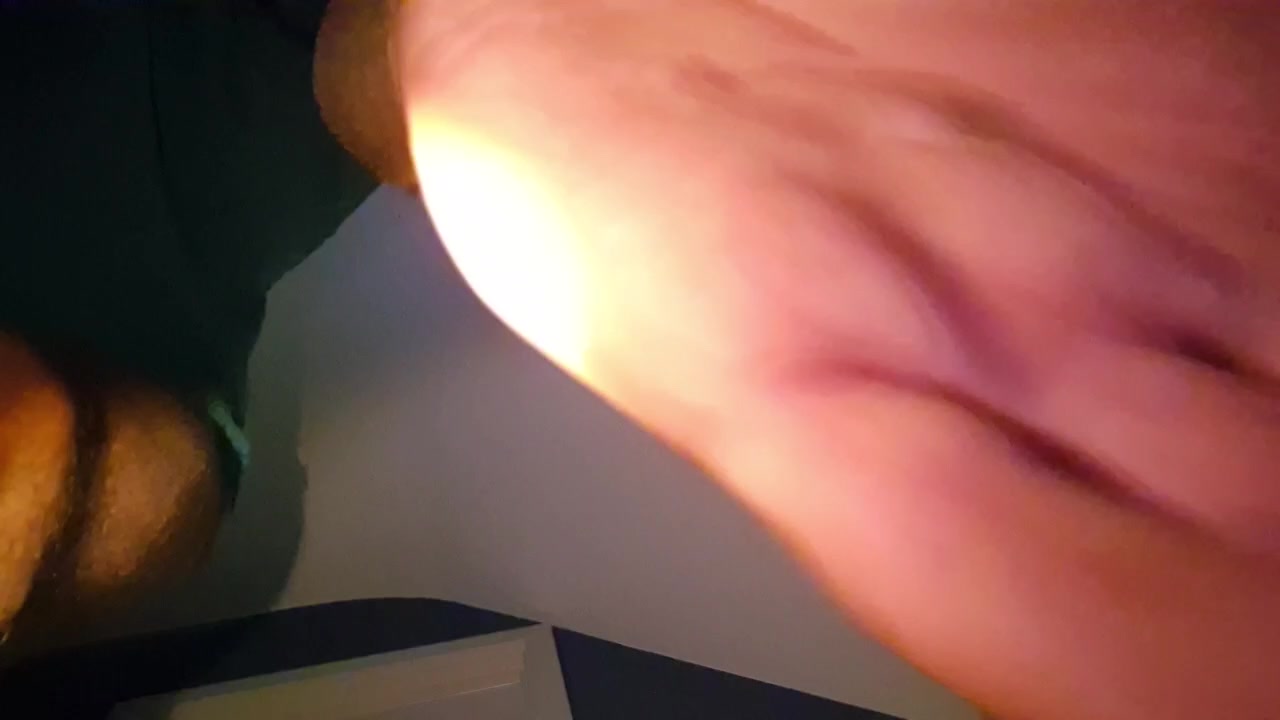 Weezer82 Live Cam Screenshot – 2025-08-06 08:47:20