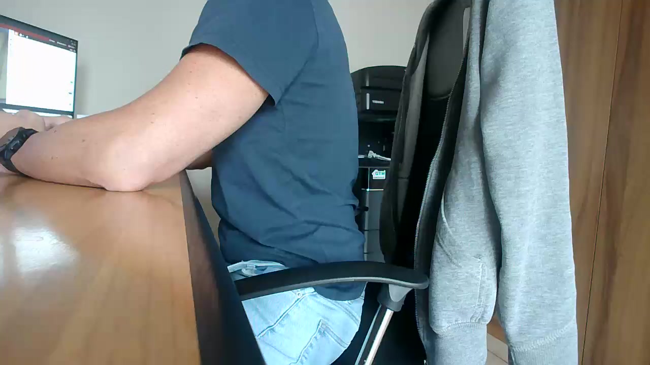adam9987 Live Cam Screenshot – 2025-08-06 09:55:17
