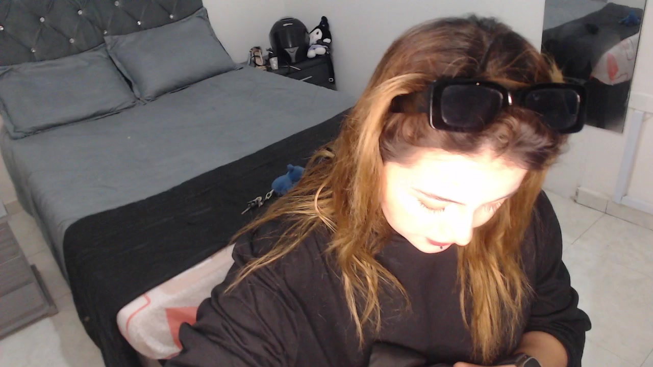alisoncumgirl Live Cam Screenshot – 2025-08-19 13:36:22