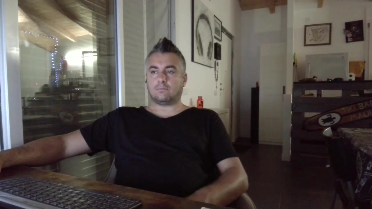 ambros23 Live Cam Screenshot – 2025-08-15 01:16:39