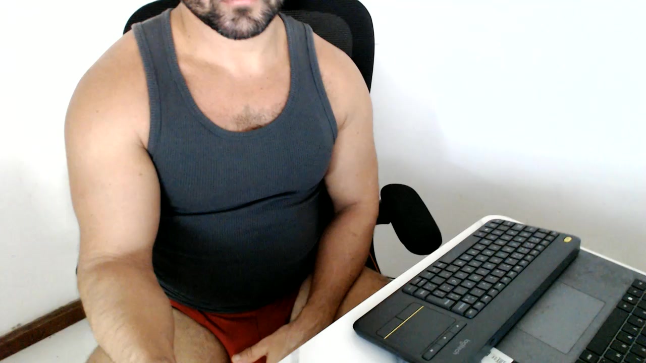 beard_man_sexy Live Cam Screenshot – 2025-08-12 13:51:53