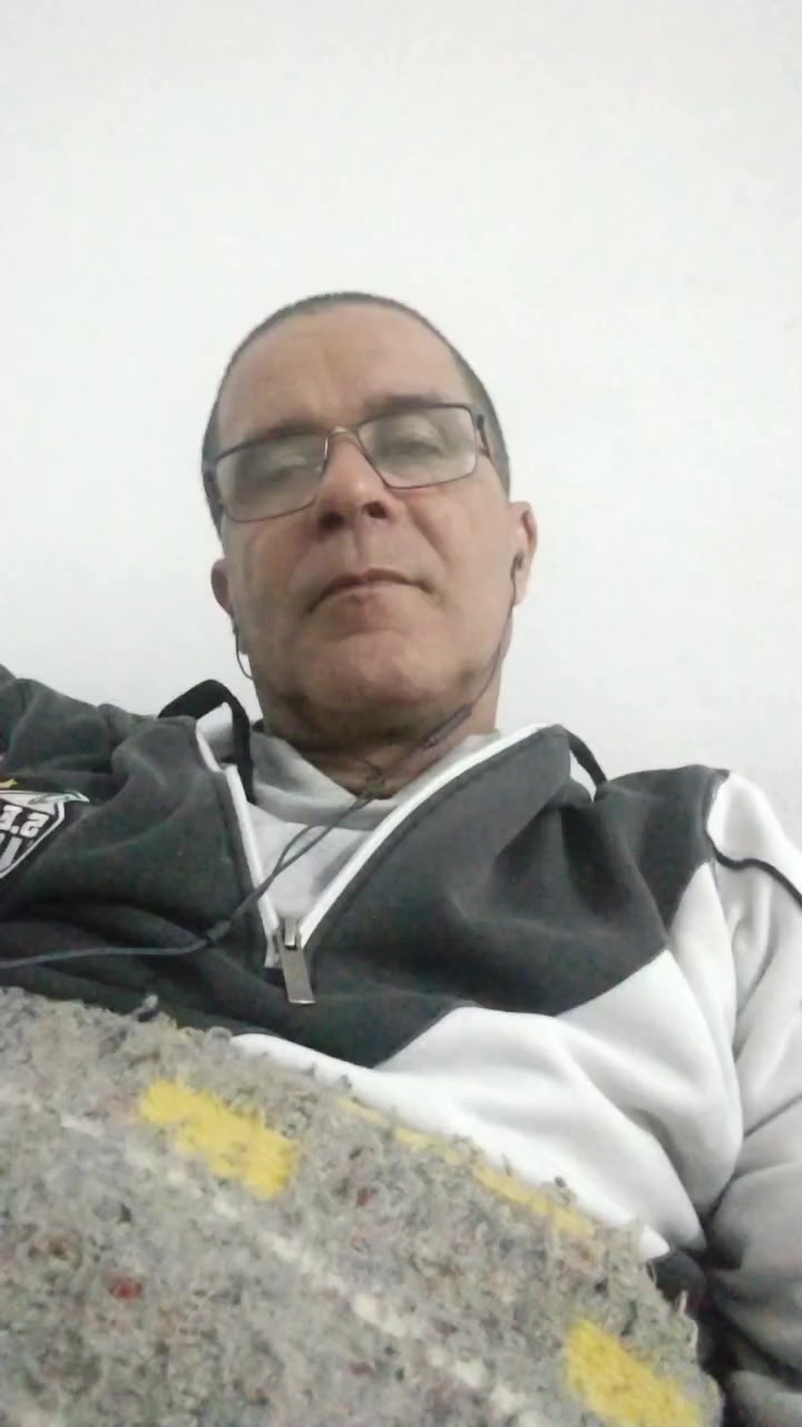 claudioroberto8 Live Cam Screenshot – 2025-08-11 01:16:53