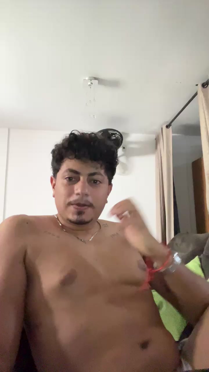 curiosobrother Live Cam Screenshot – 2025-08-12 15:30:29