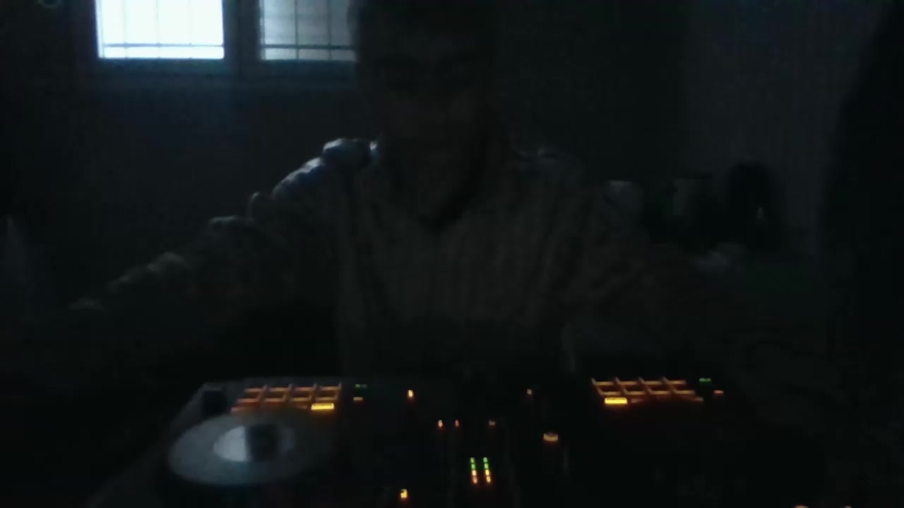 djmix6 Live Cam Screenshot – 2025-08-25 21:09:34