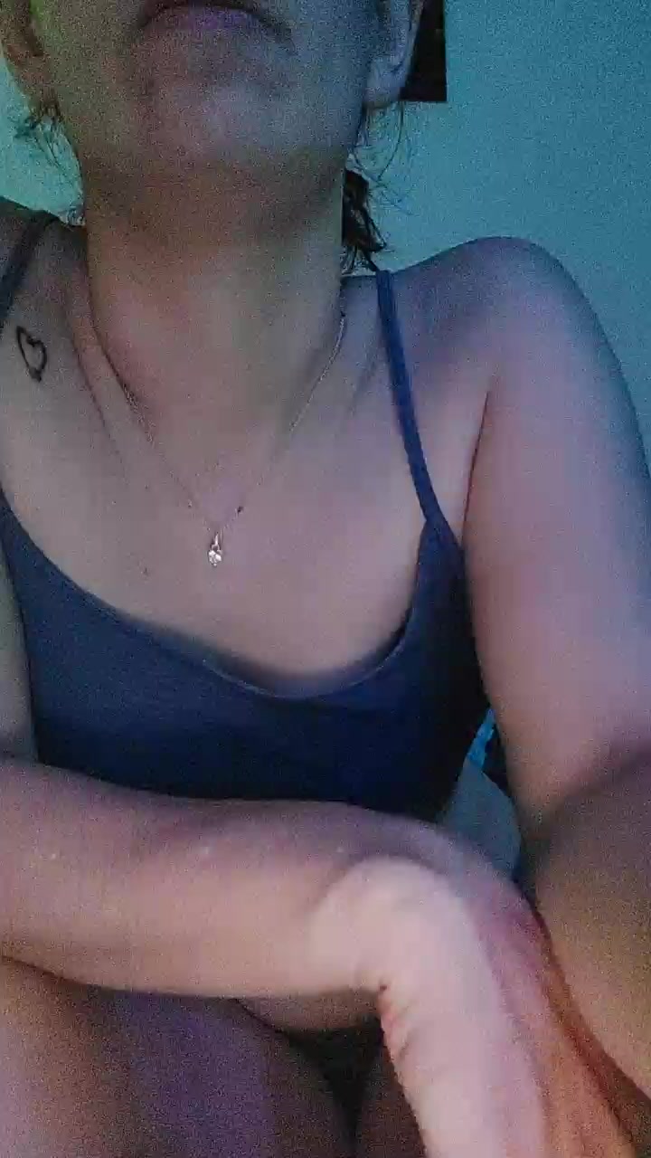girl296 Live Cam Screenshot – 2025-08-07 20:17:25