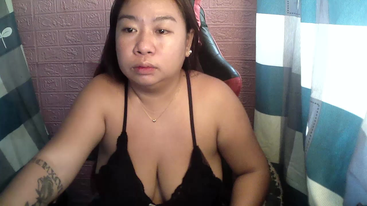 holy_phoebe24 Live Cam Screenshot – 2025-08-07 01:08:54