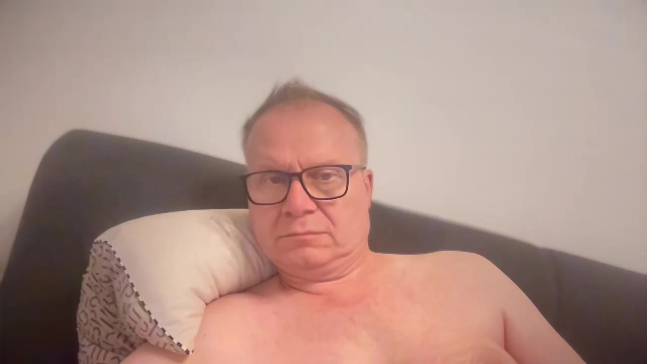 hunk722 Live Cam Screenshot – 2025-08-17 00:08:28