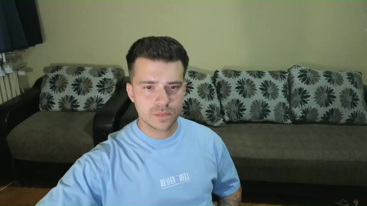 johnnylove22 Live Cam Screenshot – 2025-08-04 18:36:31