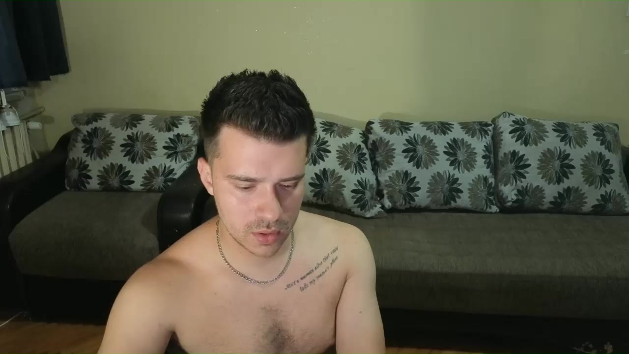 johnnylove22 Live Cam Screenshot – 2025-08-04 19:41:23