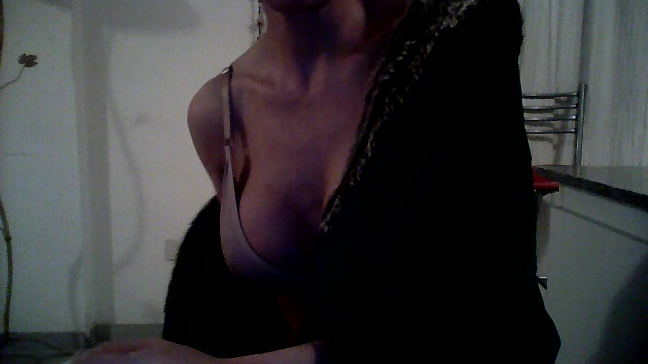julyxxx2025 Live Cam Screenshot – 2025-08-05 02:29:13
