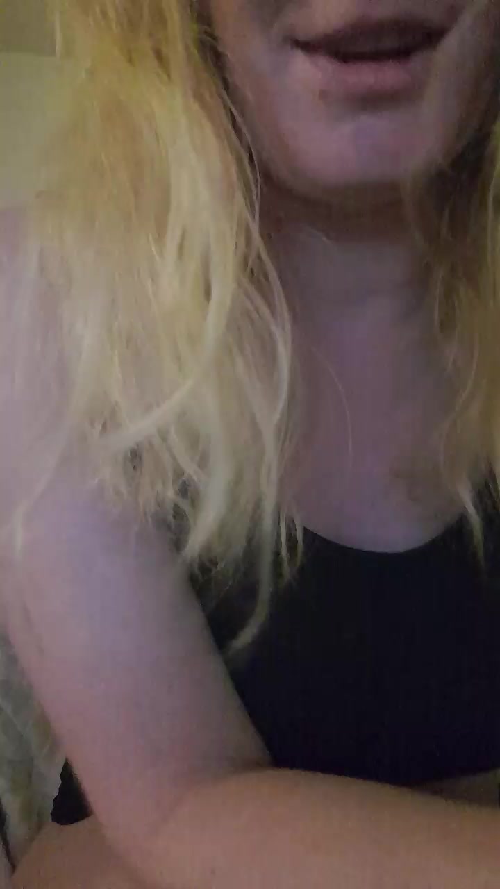 lablonde8 Live Cam Screenshot – 2025-08-28 20:48:40