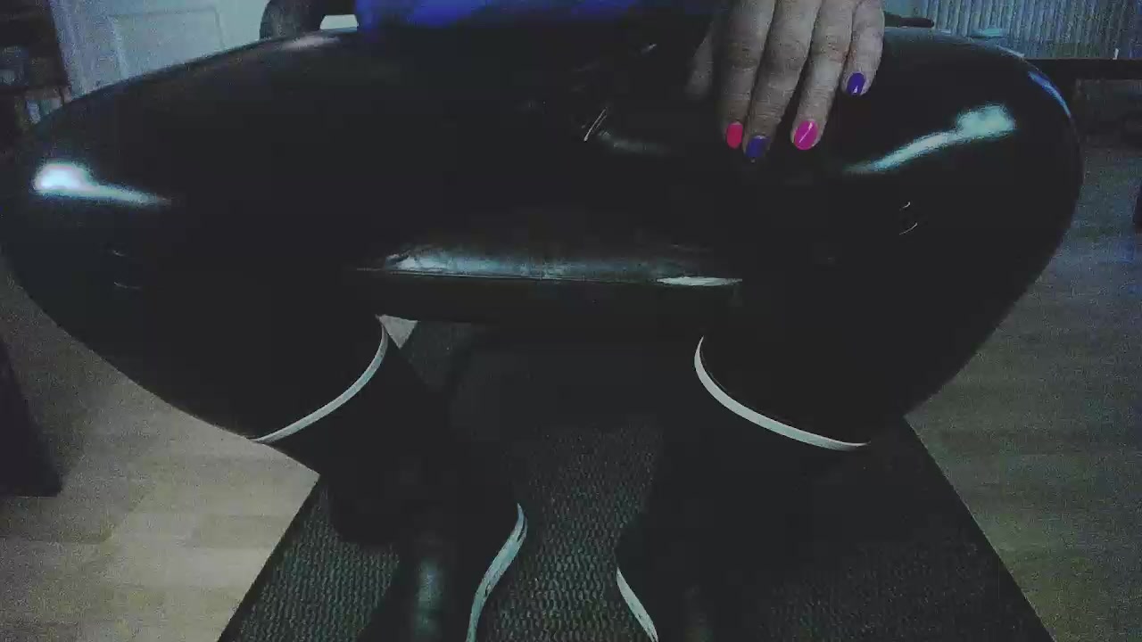 lederfetish Live Cam Screenshot – 2025-08-22 18:34:18