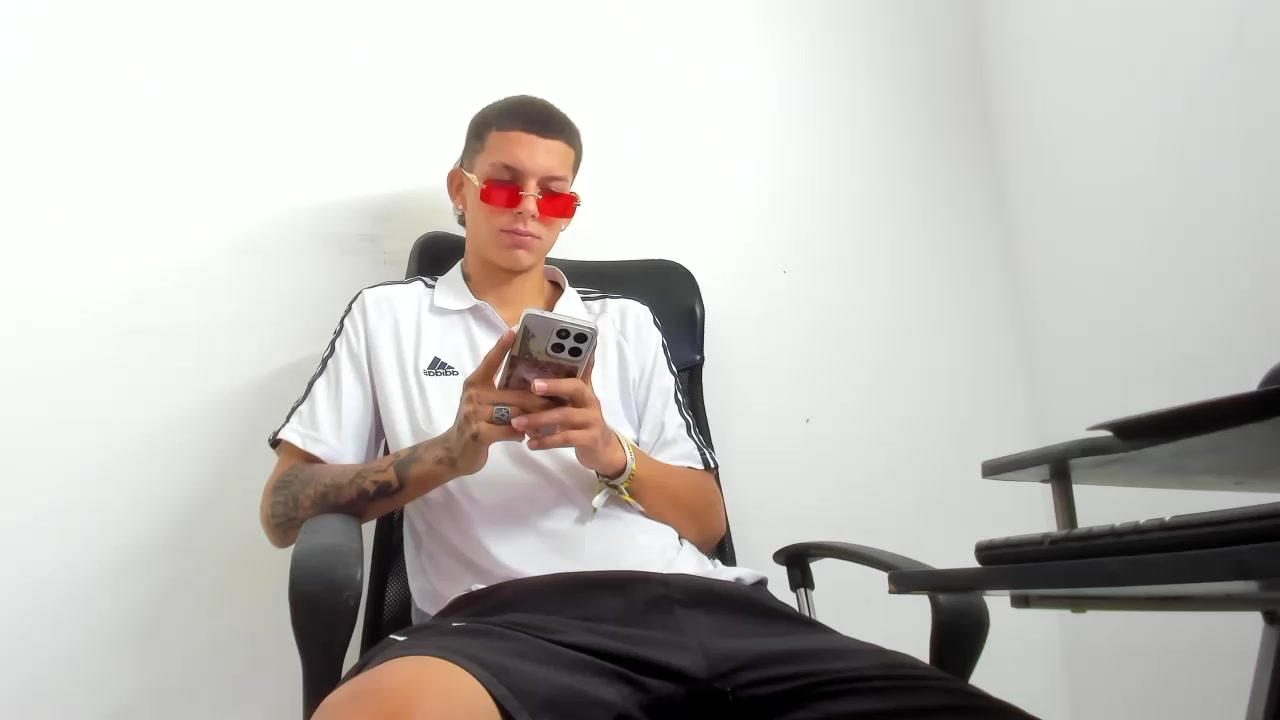 lhaion_bigdick Live Cam Screenshot – 2025-08-05 12:51:09