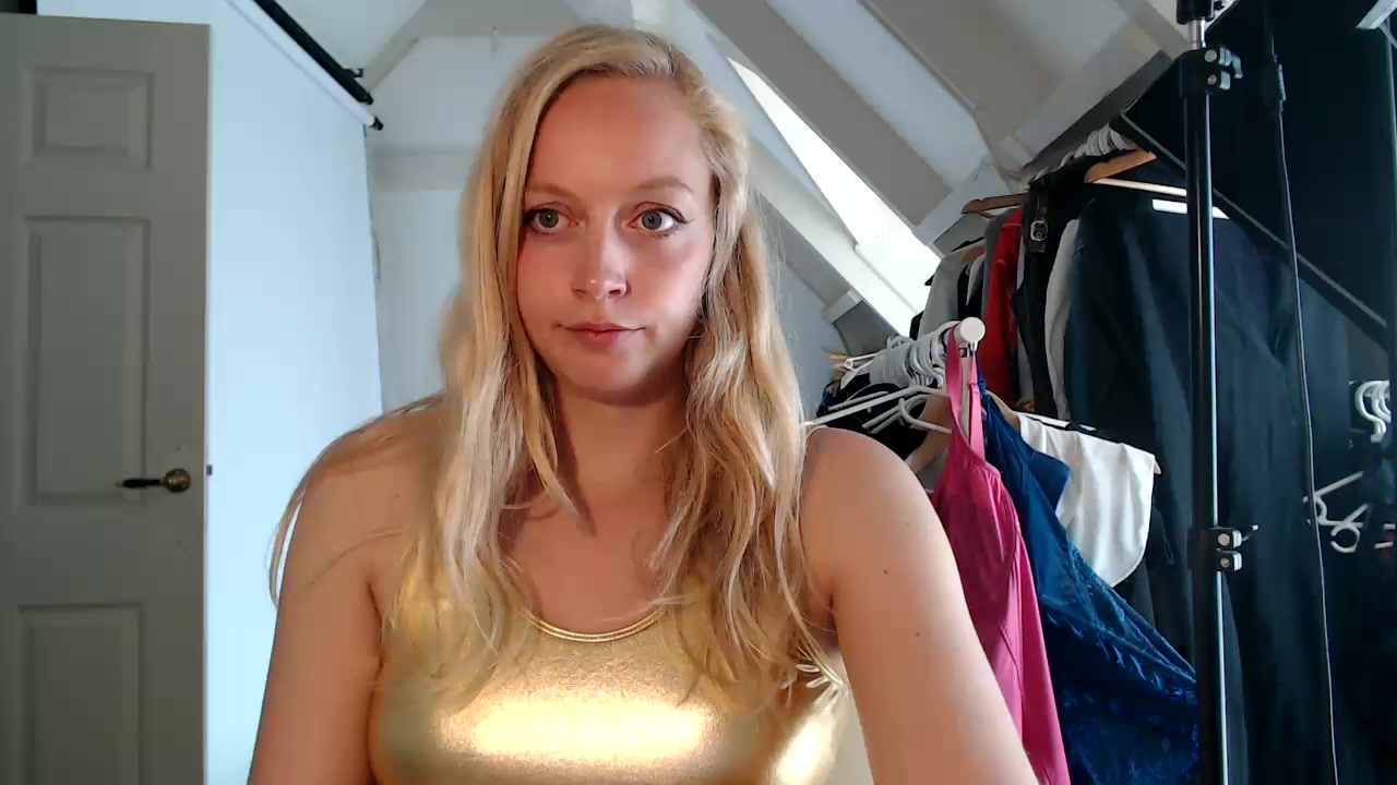 lucyelena Live Cam Screenshot – 2025-08-04 10:56:46
