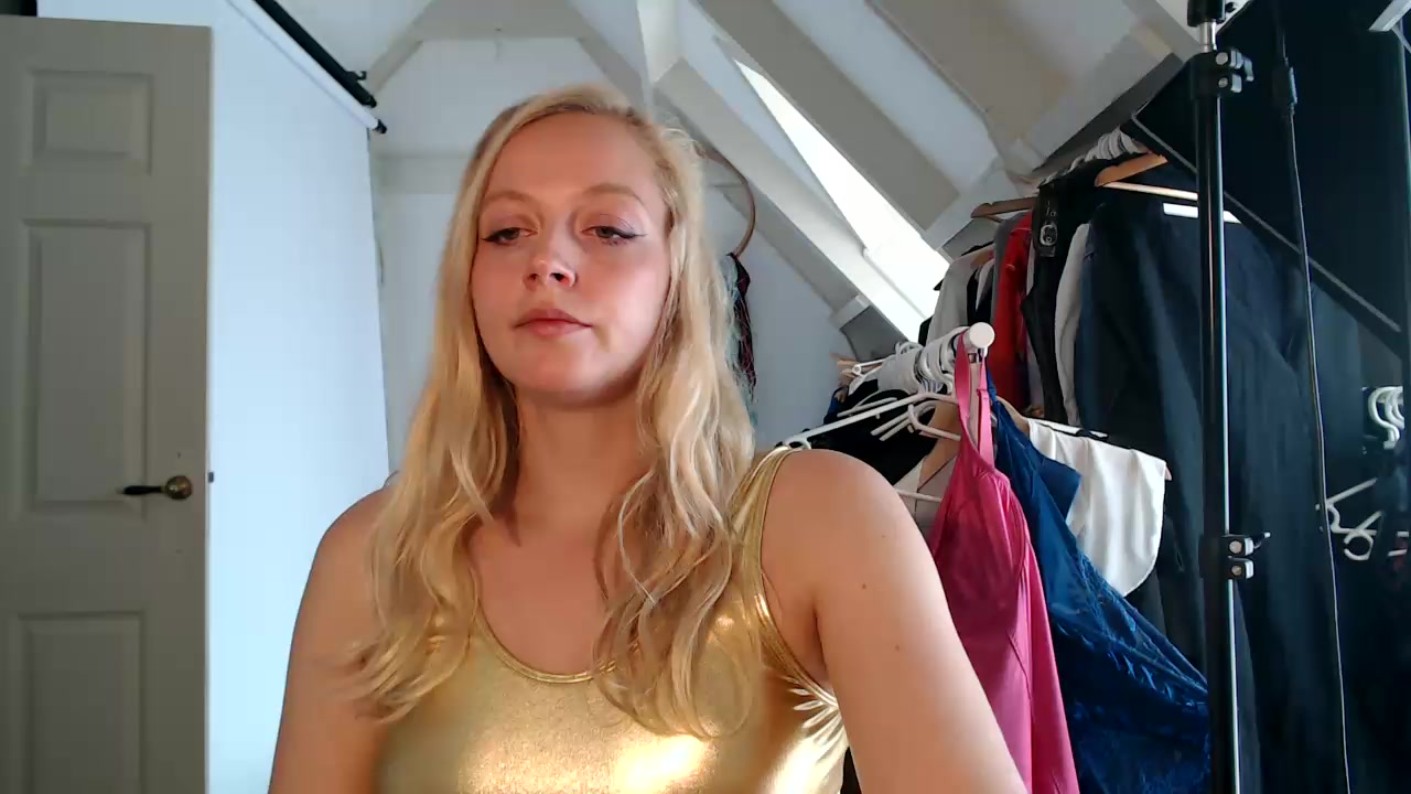 lucyelena Live Cam Screenshot – 2025-08-04 11:26:05