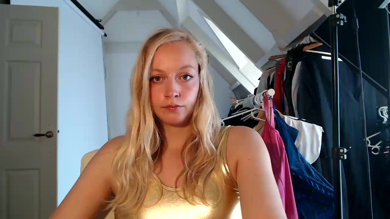 lucyelena Live Cam Screenshot – 2025-08-04 11:42:52