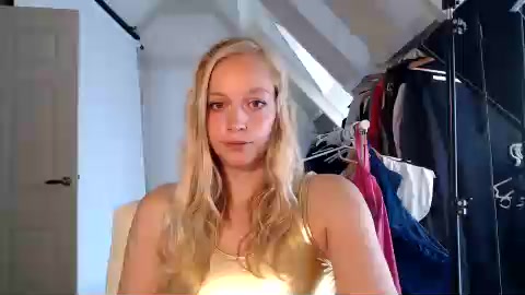 lucyelena Live Cam Screenshot – 2025-08-04 11:58:58