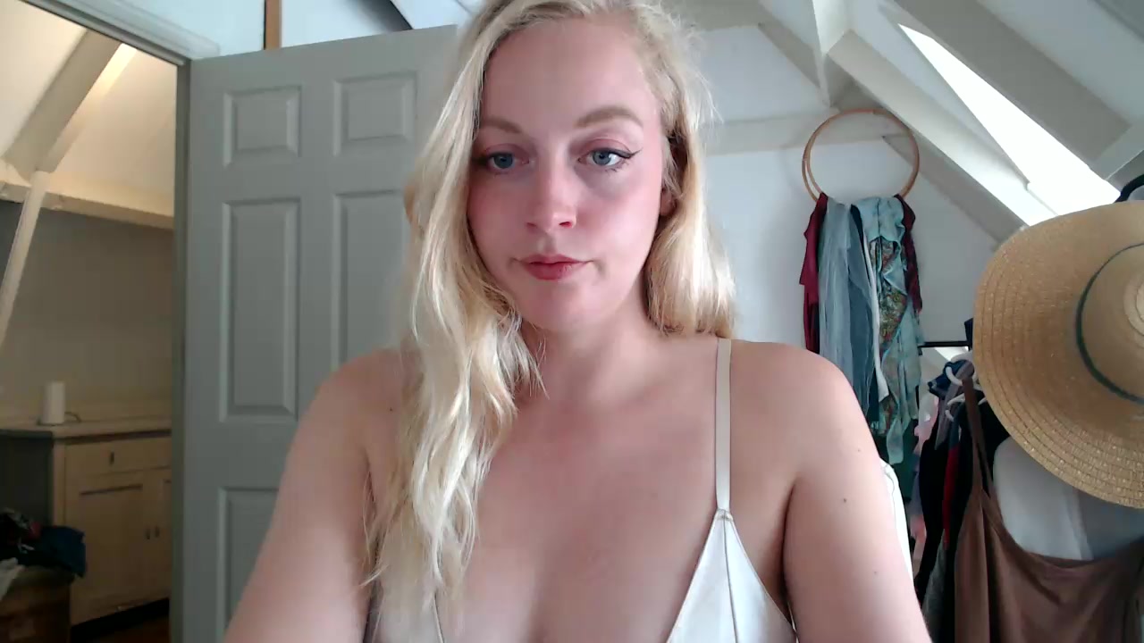 lucyelena Live Cam Screenshot – 2025-08-18 12:05:15