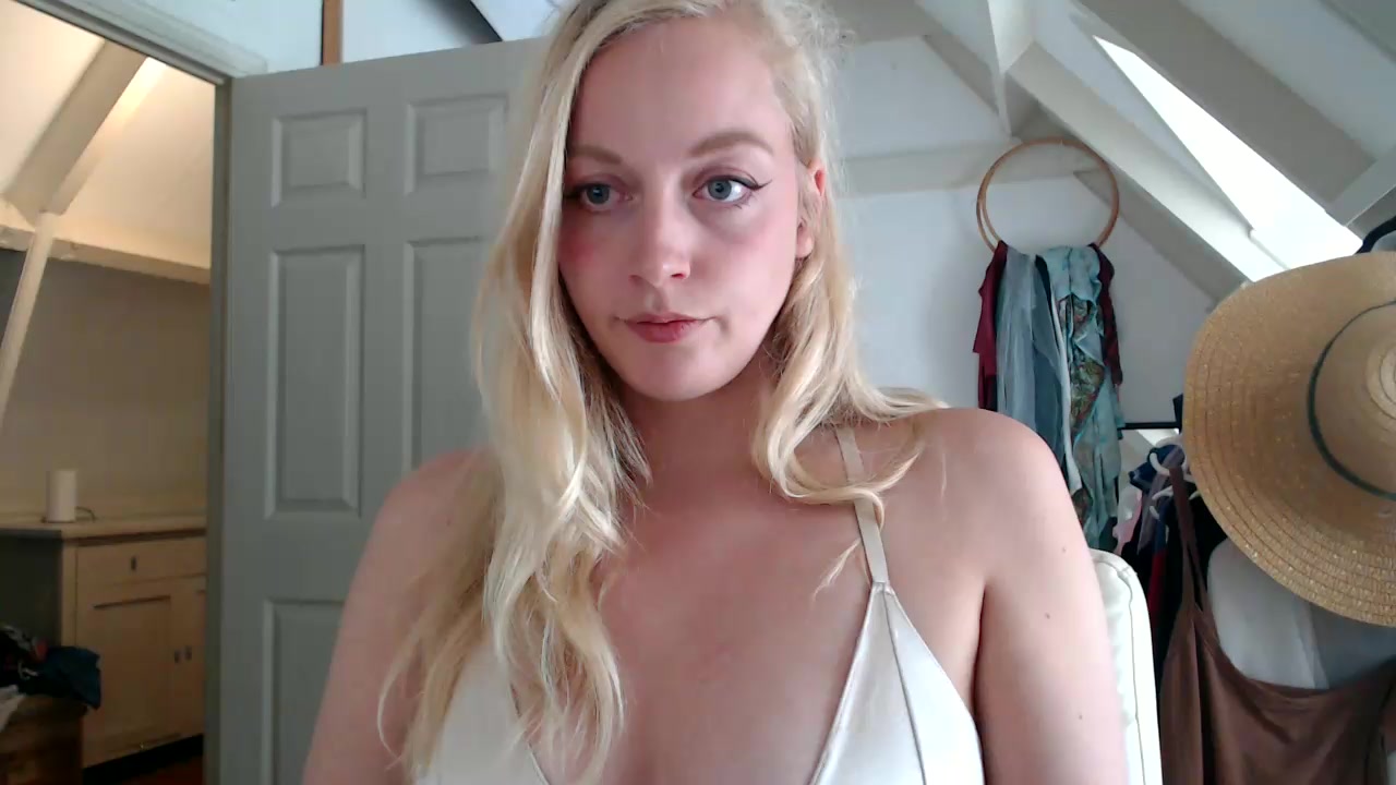 lucyelena Live Cam Screenshot – 2025-08-18 13:18:28