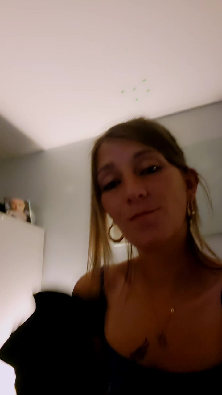 mialou2 Live Cam Screenshot – 2025-09-01 20:04:23