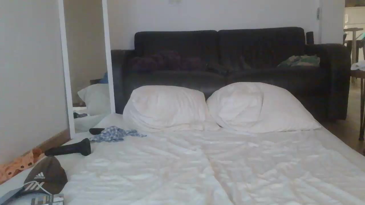mickredge Live Cam Screenshot – 2025-08-19 22:58:51