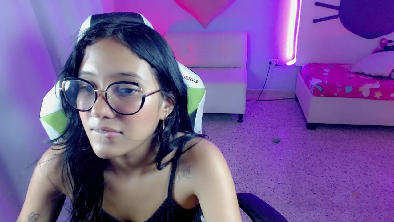 mishel_hott Live Cam Screenshot – 2025-09-06 01:18:58
