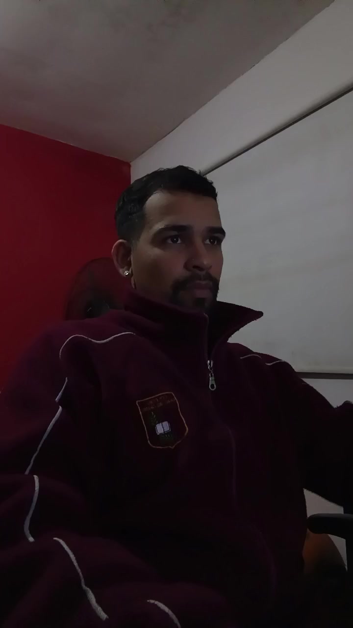 ramirocastillo Live Cam Screenshot – 2025-08-19 04:32:25