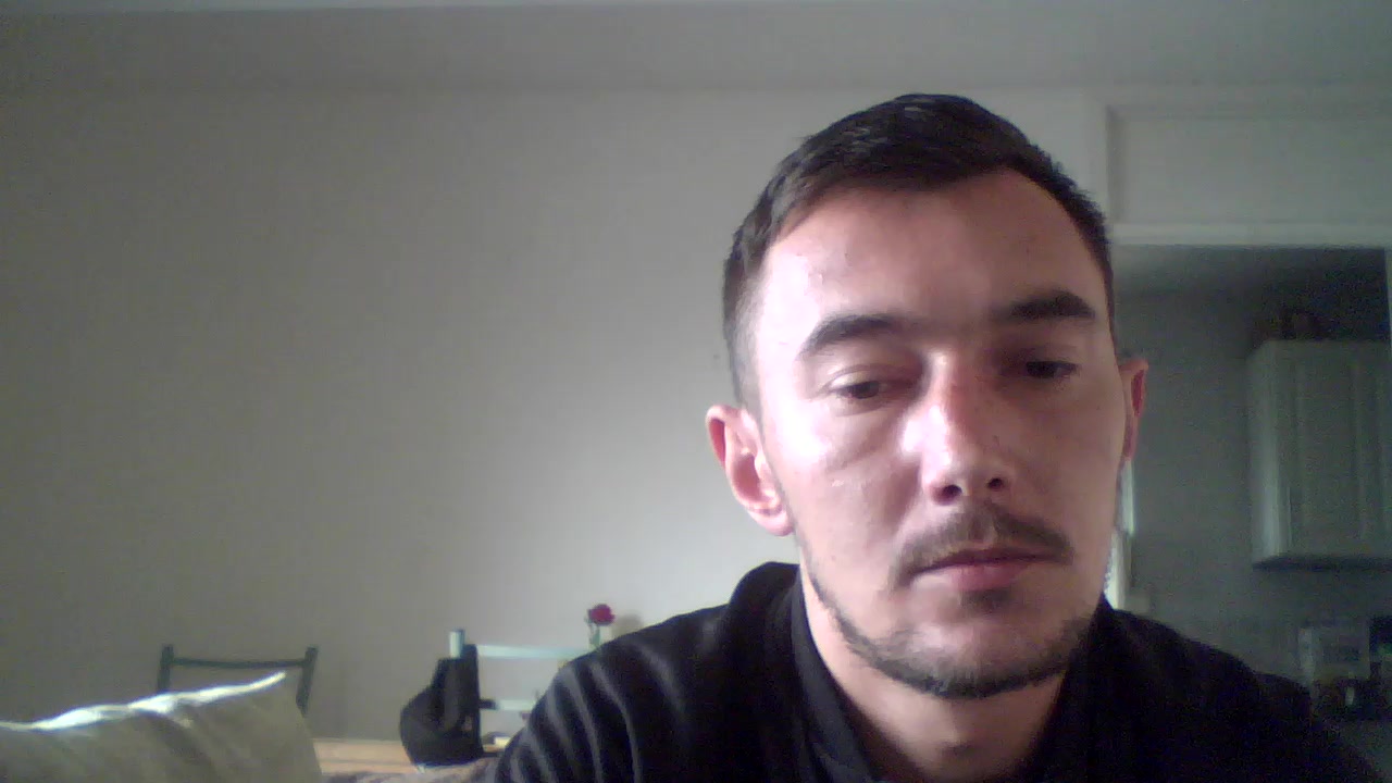 robert9995 Live Cam Screenshot – 2025-08-04 09:04:00