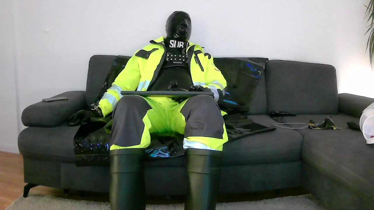 rubber_bln Live Cam Screenshot – 2025-08-23 03:59:52