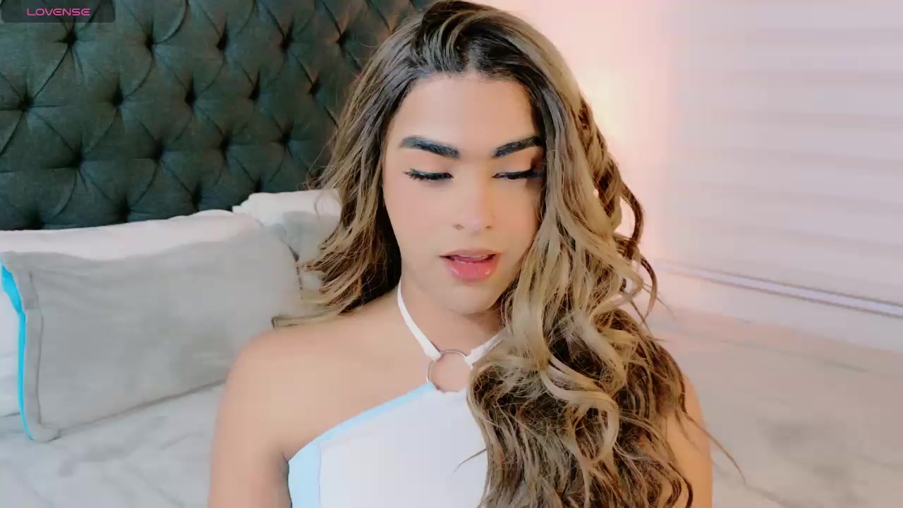 scarlethsweety Live Cam Screenshot – 2025-08-19 01:36:32