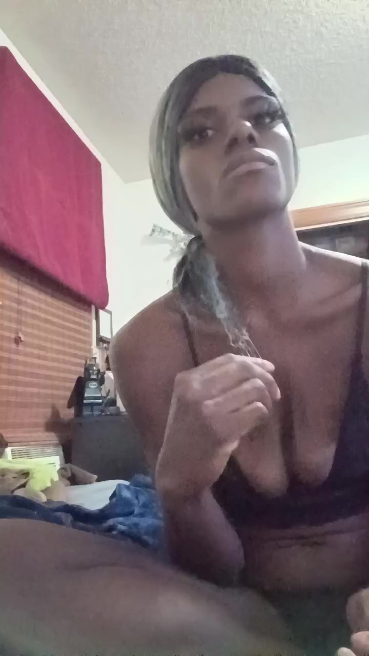 sexxilexxi091 Live Cam Screenshot – 2025-08-26 03:52:07