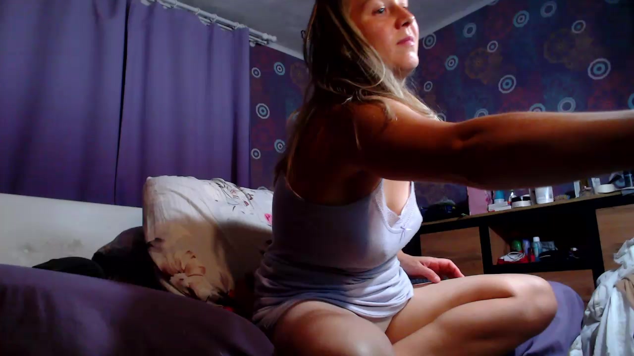 squirtalice Live Cam Screenshot – 2025-08-06 18:48:08