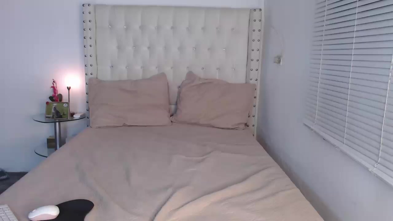 vanessa_hill Live Cam Screenshot – 2025-08-05 03:48:37