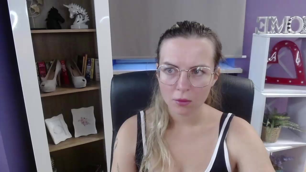 xZoey Live Cam Screenshot – 2025-08-18 04:40:17