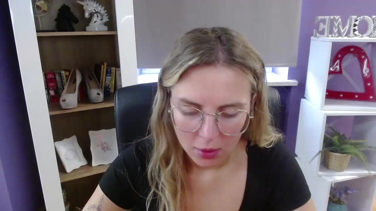 xZoey Live Cam Screenshot – 2025-08-19 10:13:20