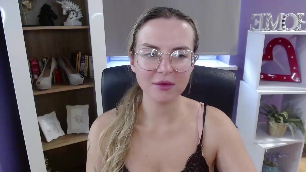 xZoey Live Cam Screenshot – 2025-08-22 09:00:07