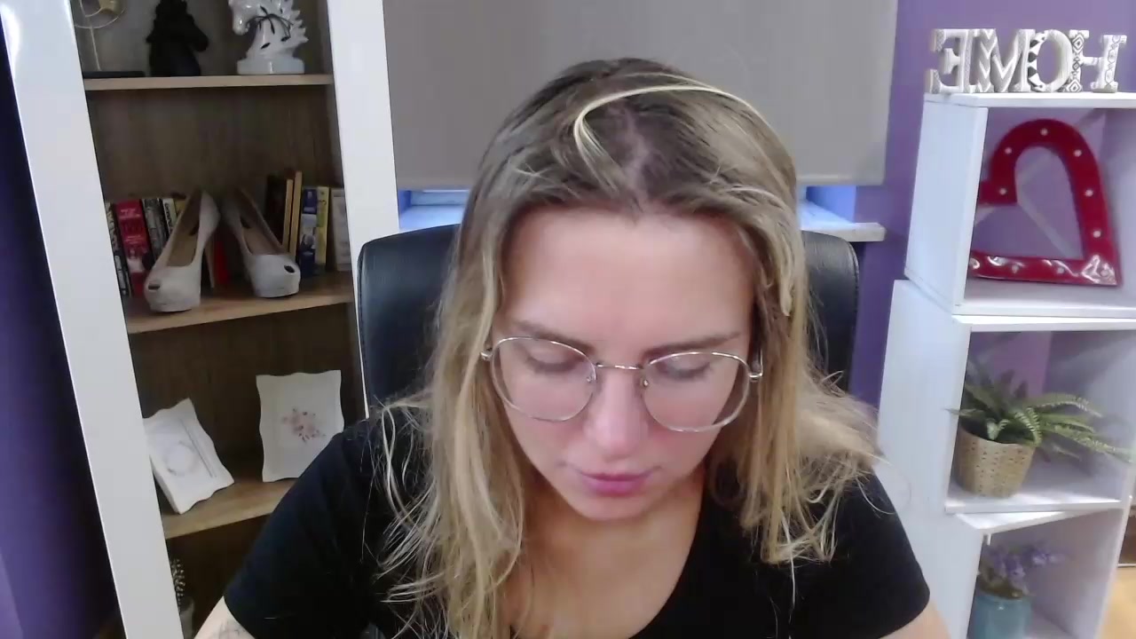 xZoey Live Cam Screenshot – 2025-08-25 04:57:46