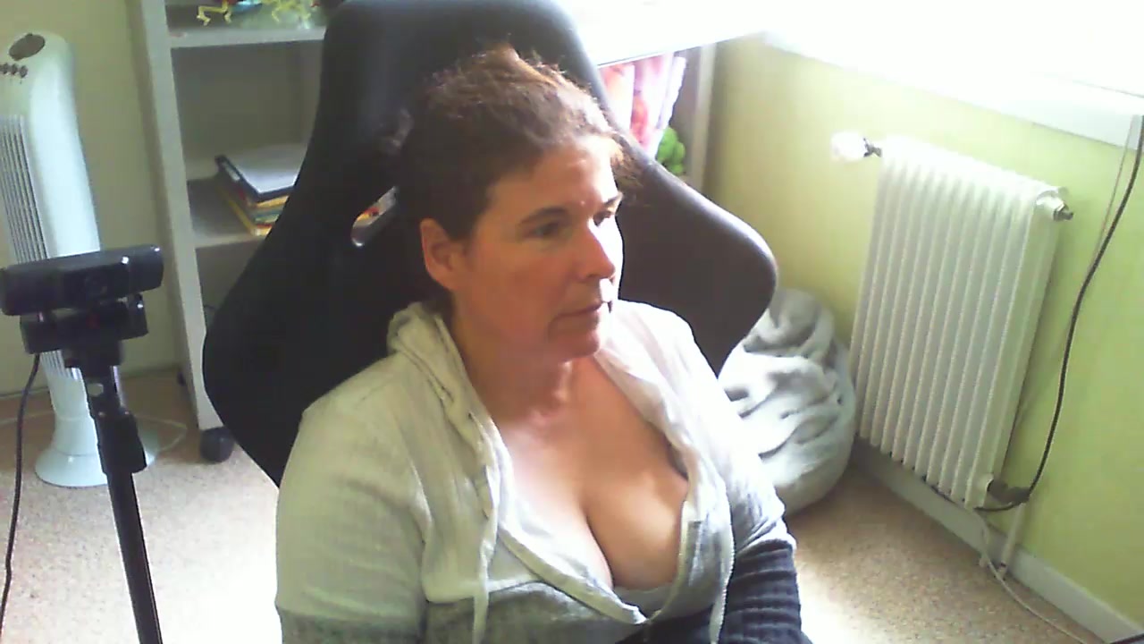 xblueandwhitex Live Cam Screenshot – 2025-08-05 10:40:46