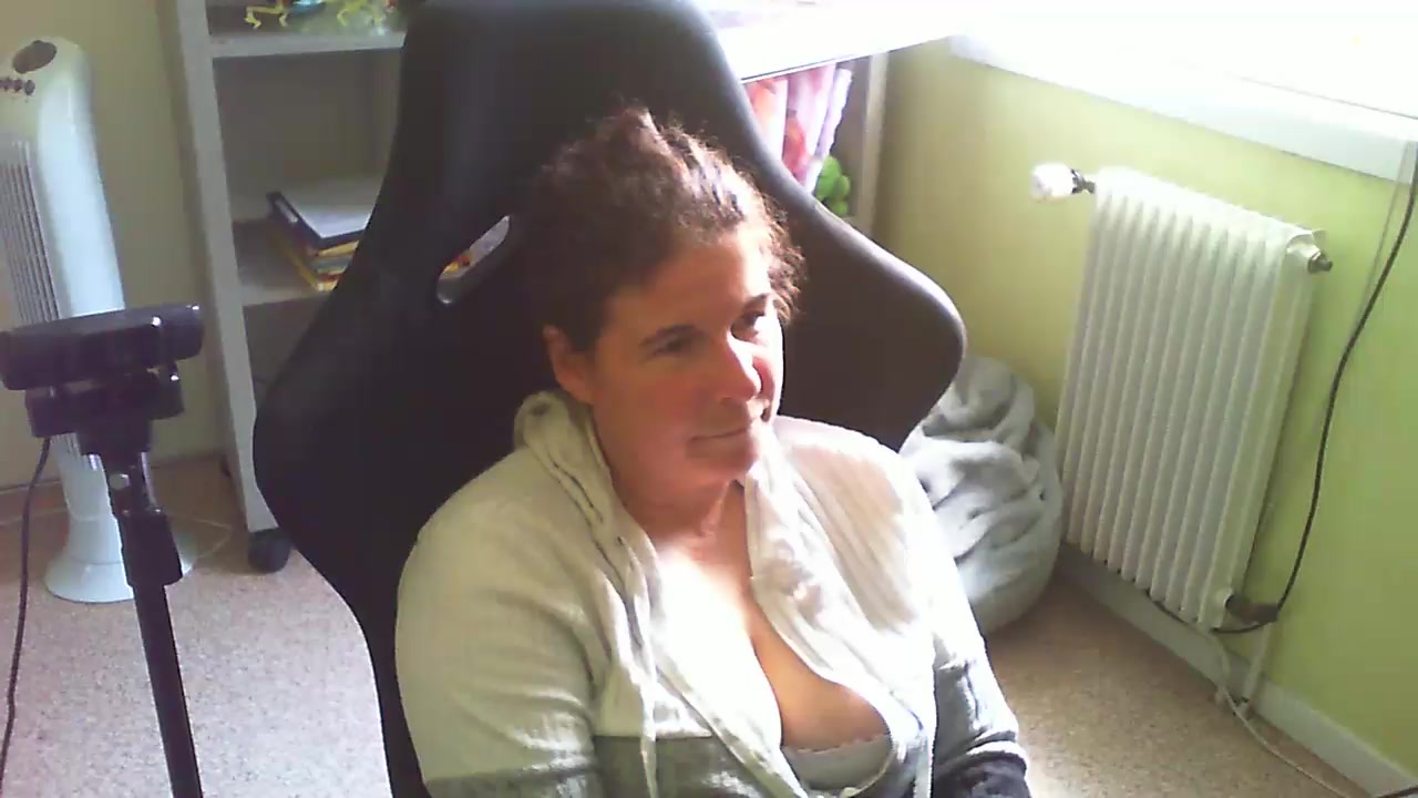 xblueandwhitex Live Cam Screenshot – 2025-08-05 10:59:17