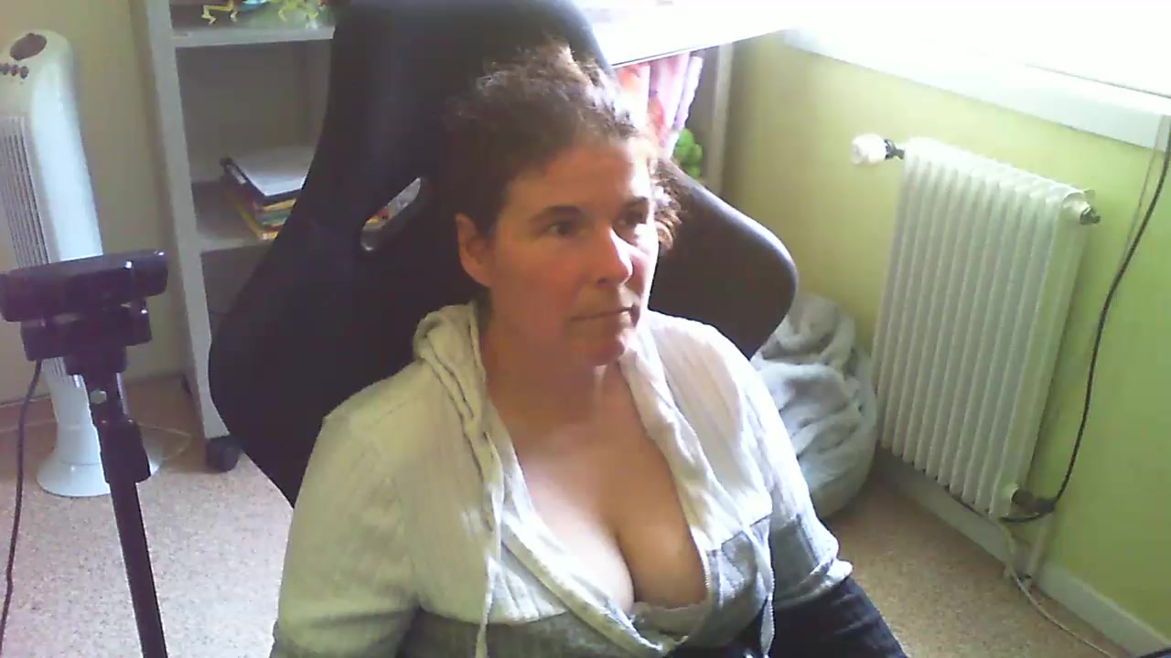 xblueandwhitex Live Cam Screenshot – 2025-08-05 11:19:02