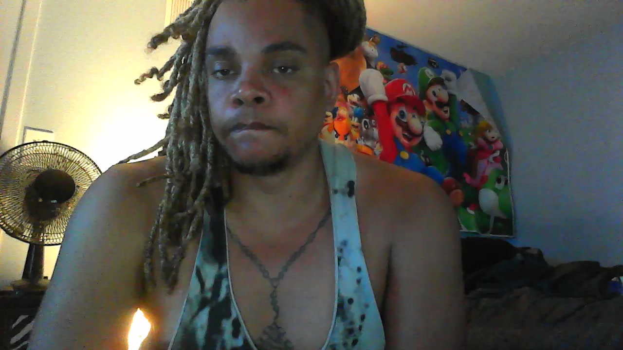 yourmixedbuddy Live Cam Screenshot – 2025-08-18 23:04:14