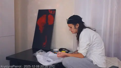 KrystynaPierrot live snapshot on Voice Chat Line from 法国